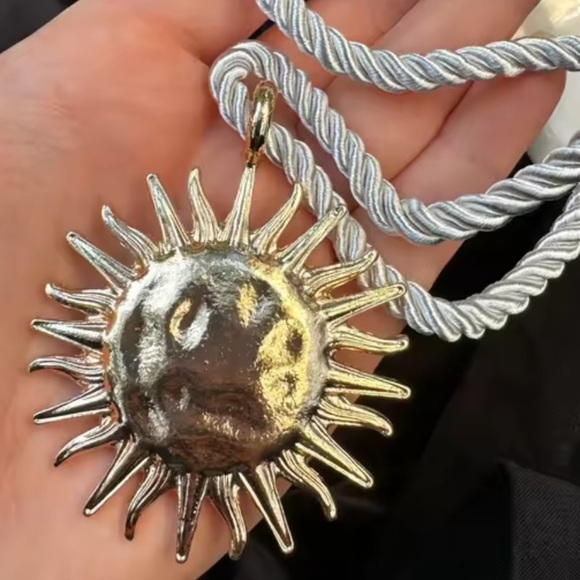 New! Zara women’s Gold Sun Pendant Necklace adjustable - Picture 3 of 7